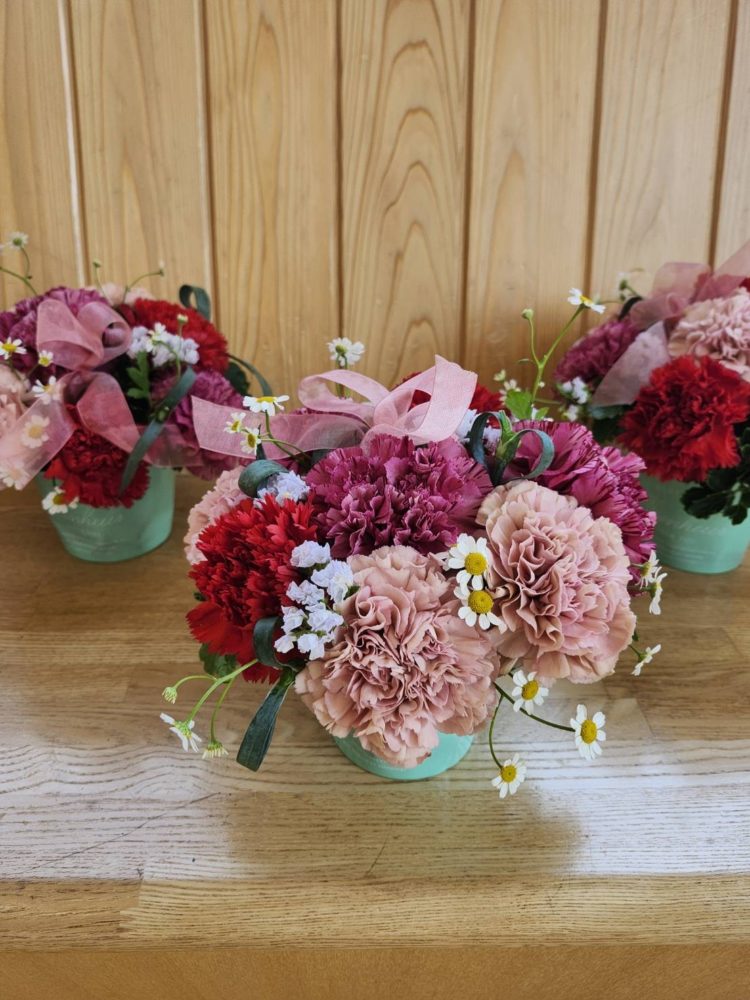 大輪カーネーションの生花アレンジメント